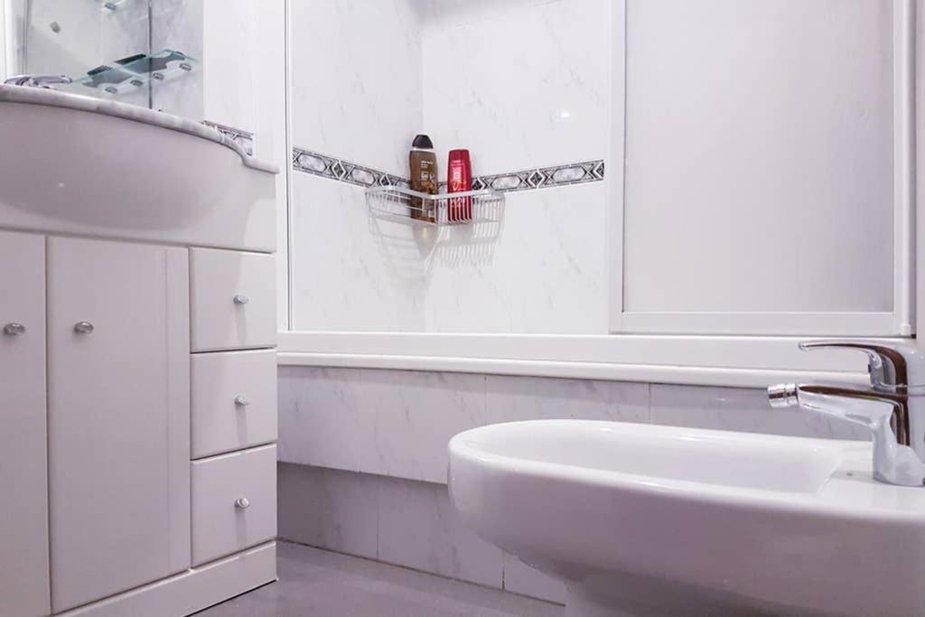 Apartamento Completo Con Parking Privado Y Wifi En San Roque Vigo Exterior photo